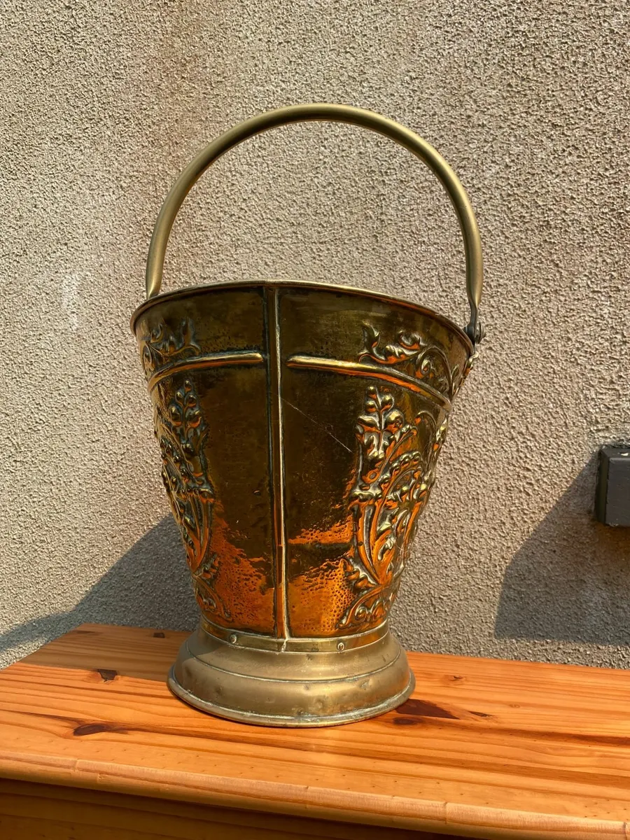 VICTORIAN VASE-SHAPED SWIVEL-HANDLED COAL SCUTTLE - Image 2