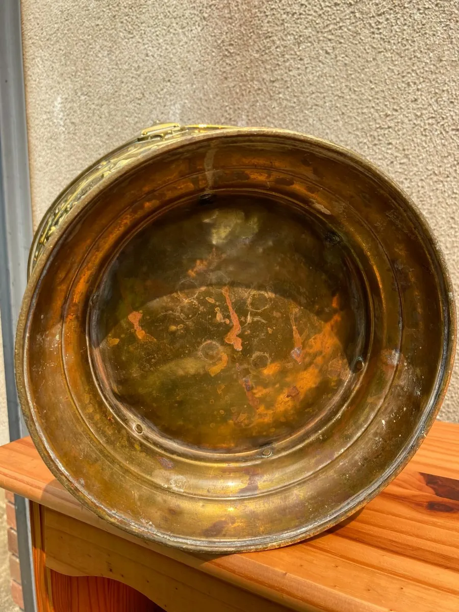 VICTORIAN VASE-SHAPED SWIVEL-HANDLED COAL SCUTTLE - Image 4