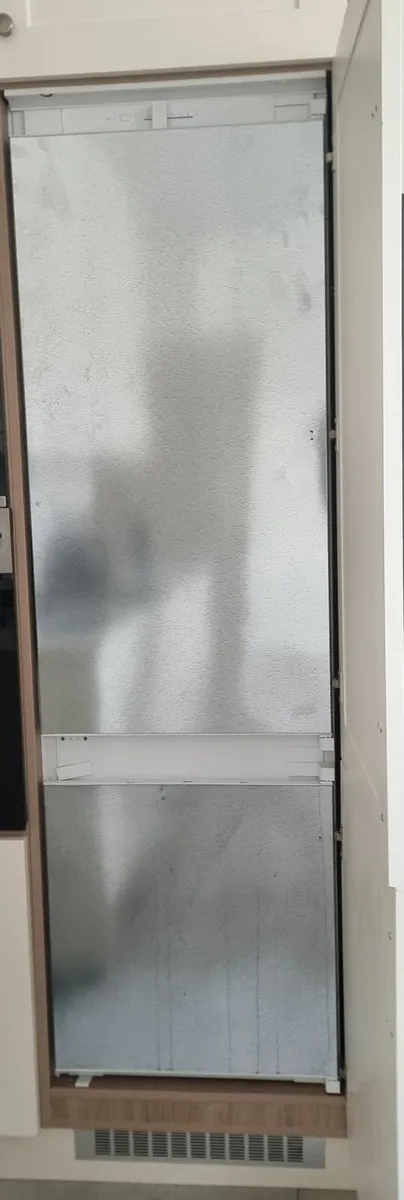 Fridge/Freezer Bosch KIV87NSF0G w/warranty - Image 3