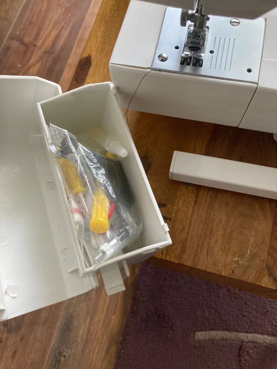 Lervia Sewing Machine for sale - Image 2