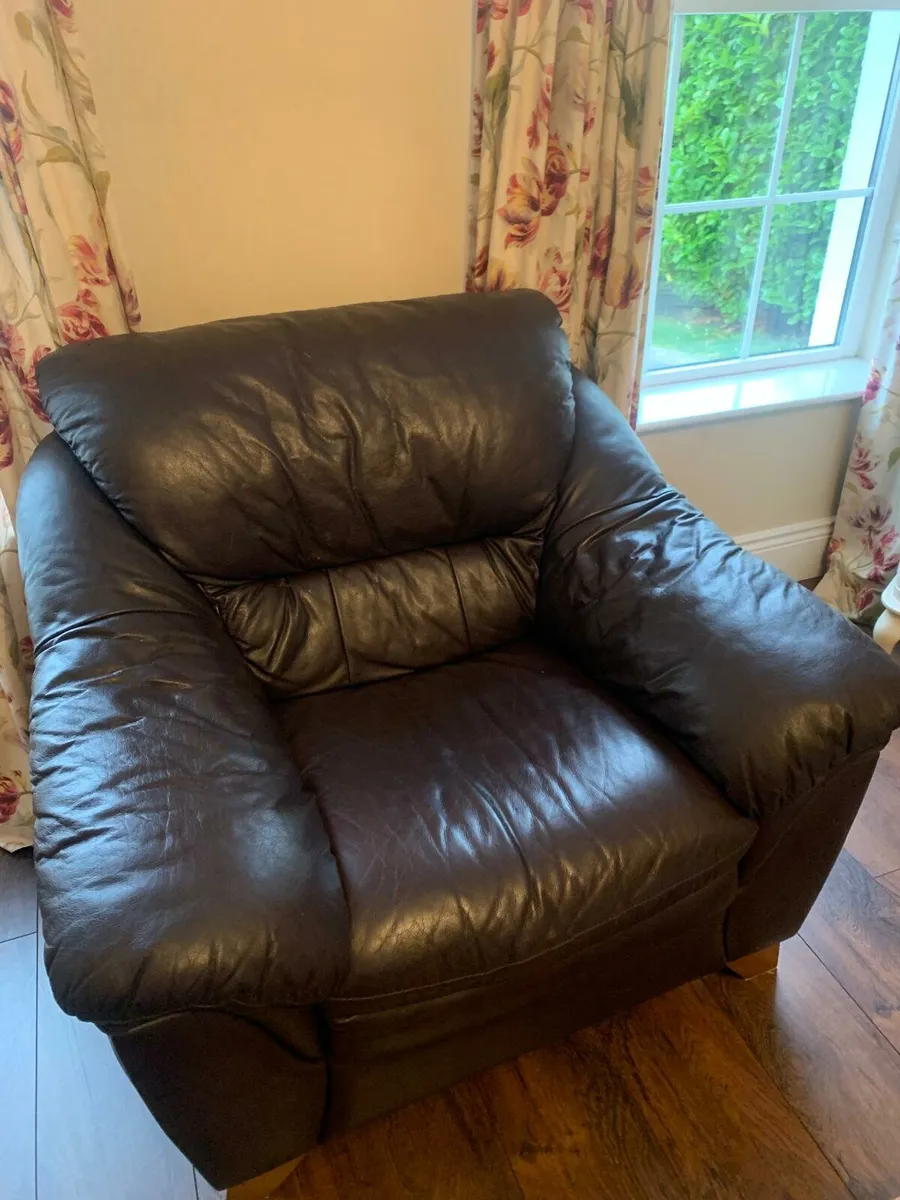Suite of brown leather furniture - Image 2