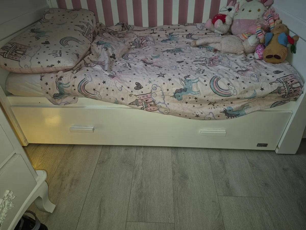 White cot bed - Image 4