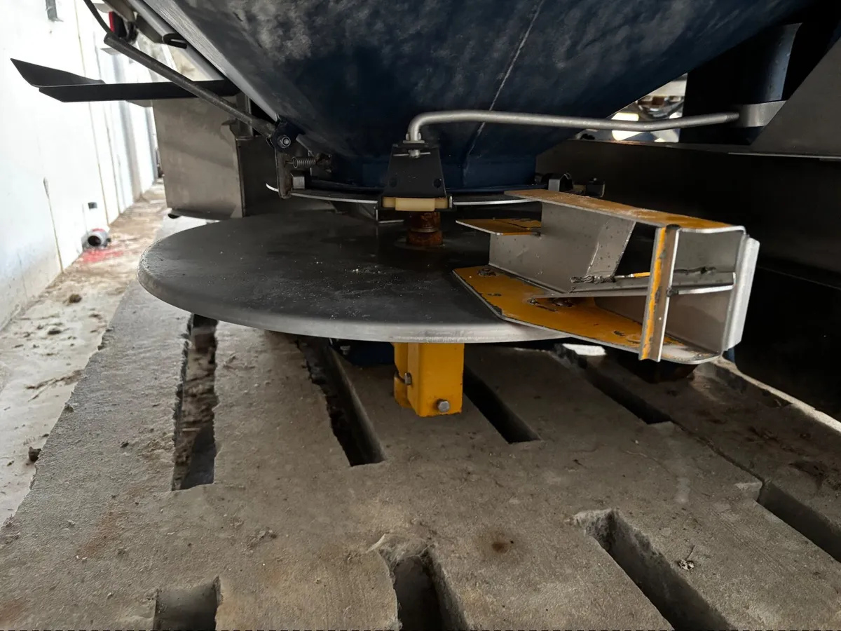 Fertiliser Spreader - Image 2