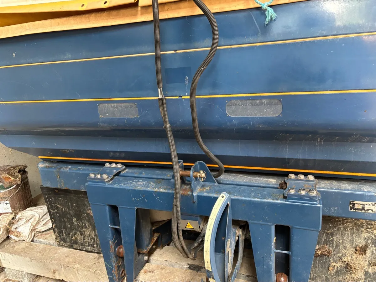 Fertiliser Spreader - Image 4