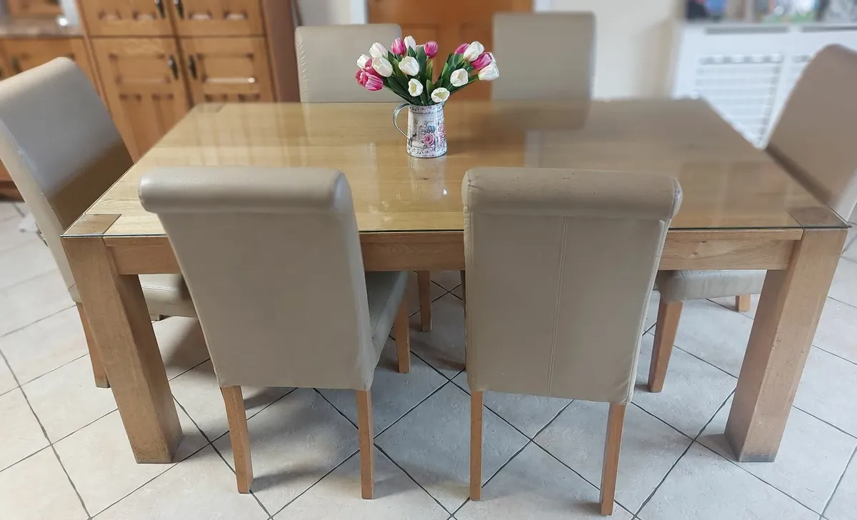 Kitchen table and 6 chairs