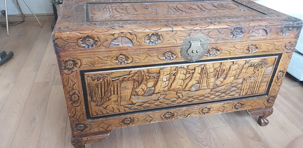 Beautiful Chinese antique looking chest - Image 1