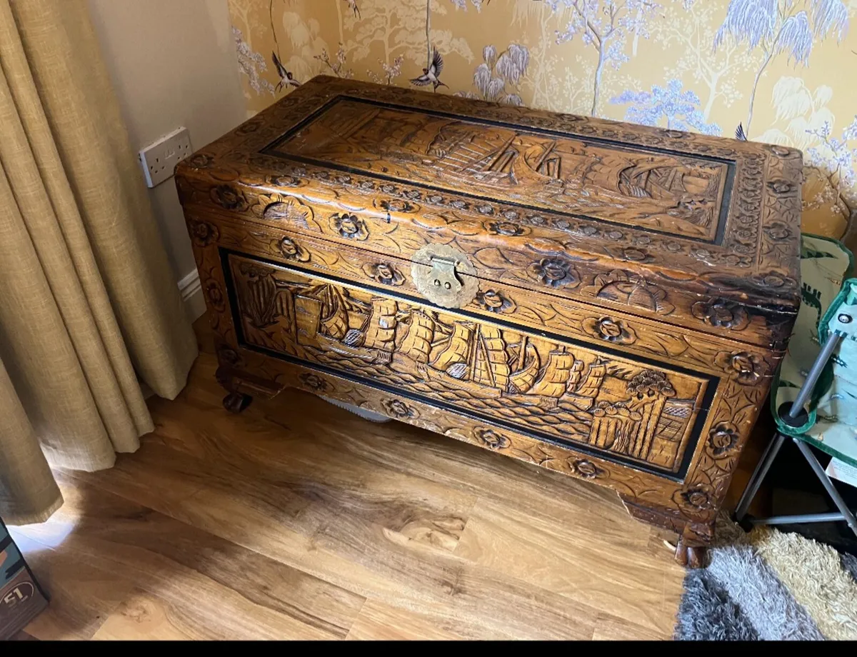 Beautiful Chinese antique looking chest - Image 2
