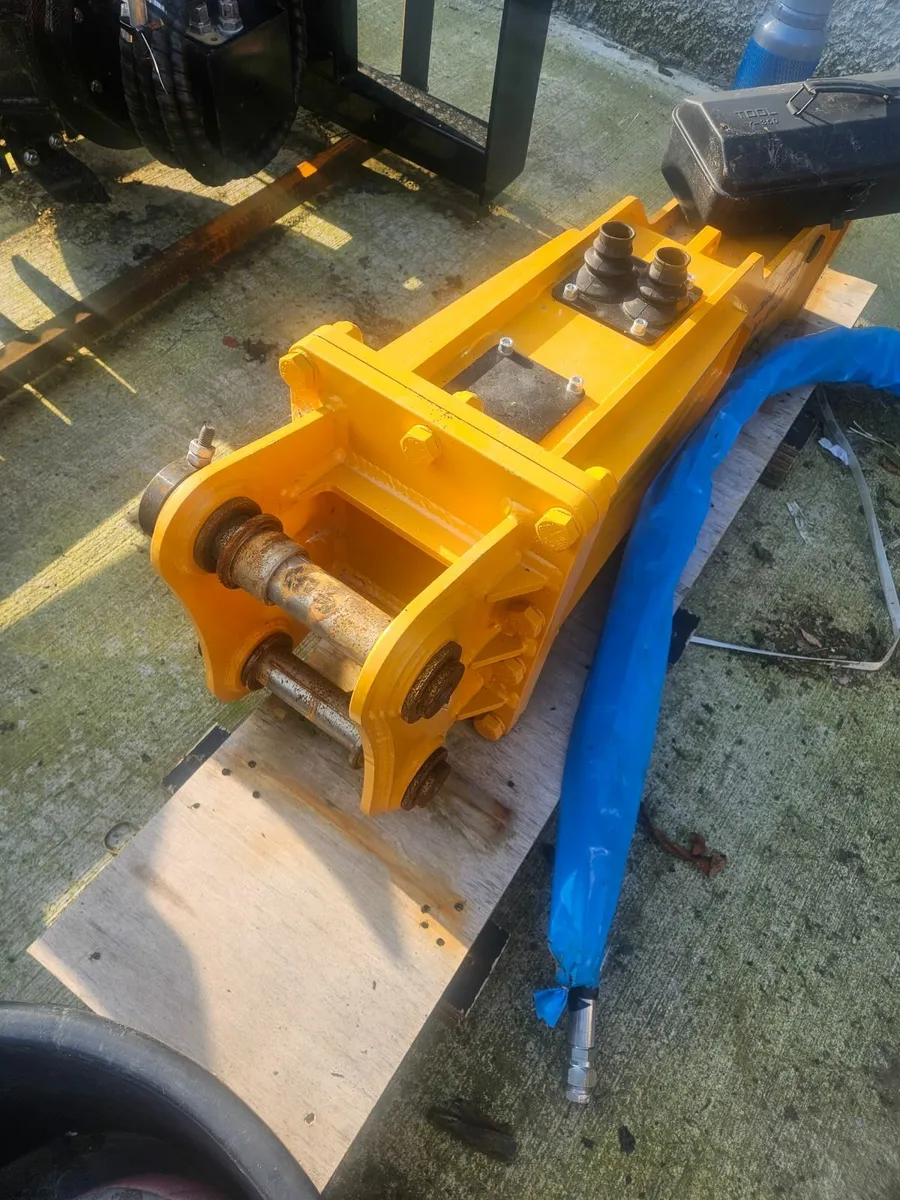 Hammer breaker 2-4ton digger - Image 1