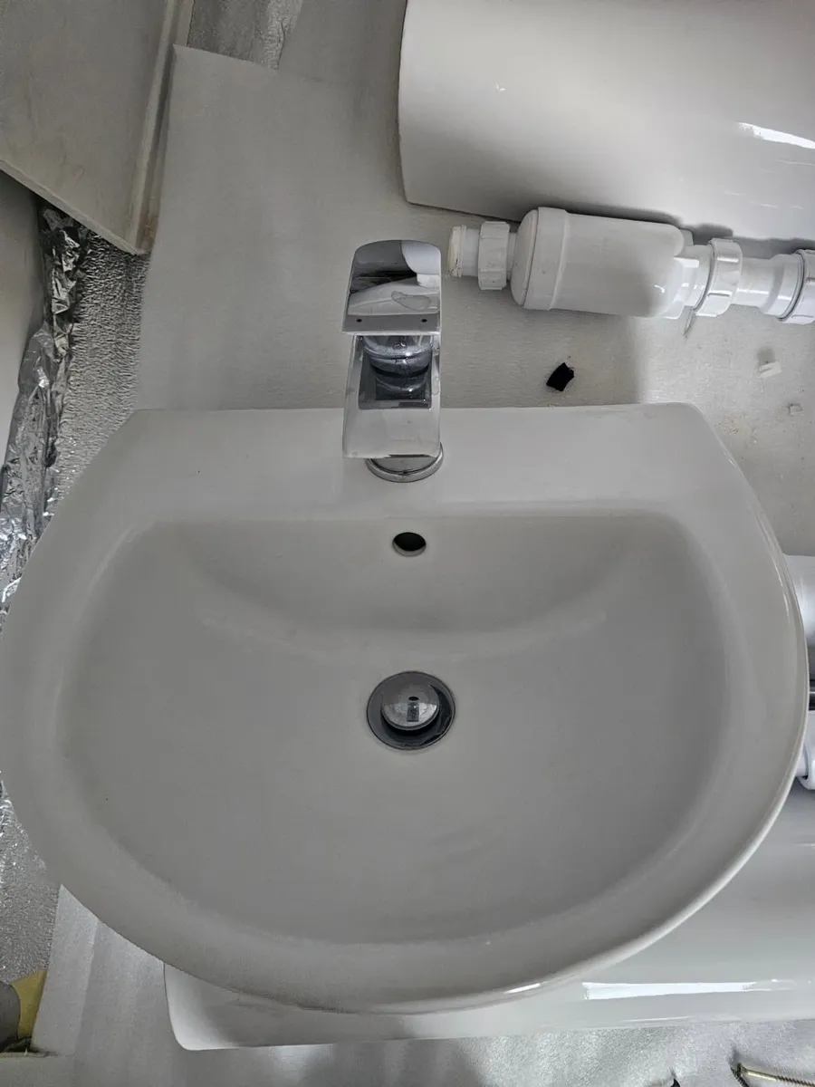 Sink and Taps - Image 4