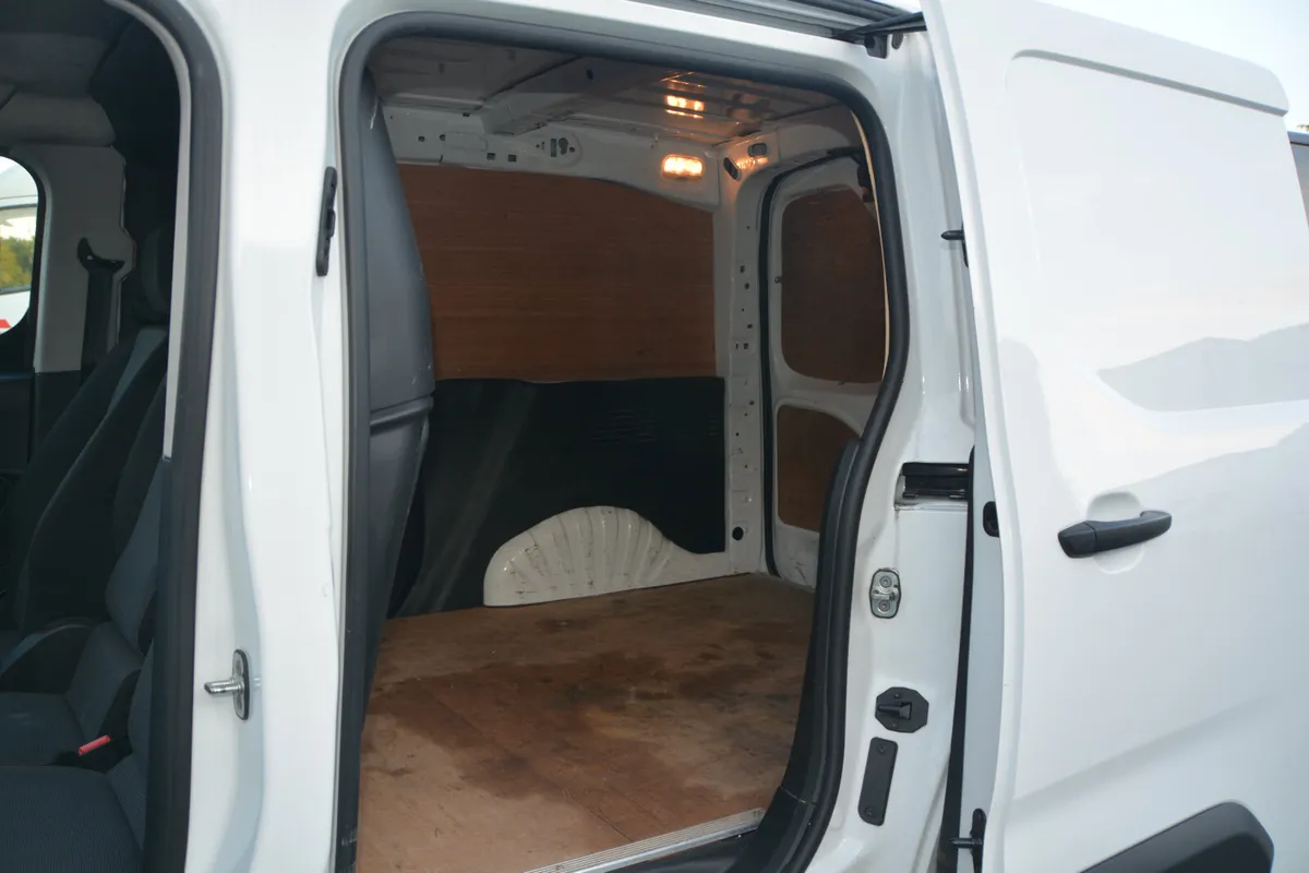 Opel Combo - 3 seat cab - Image 3