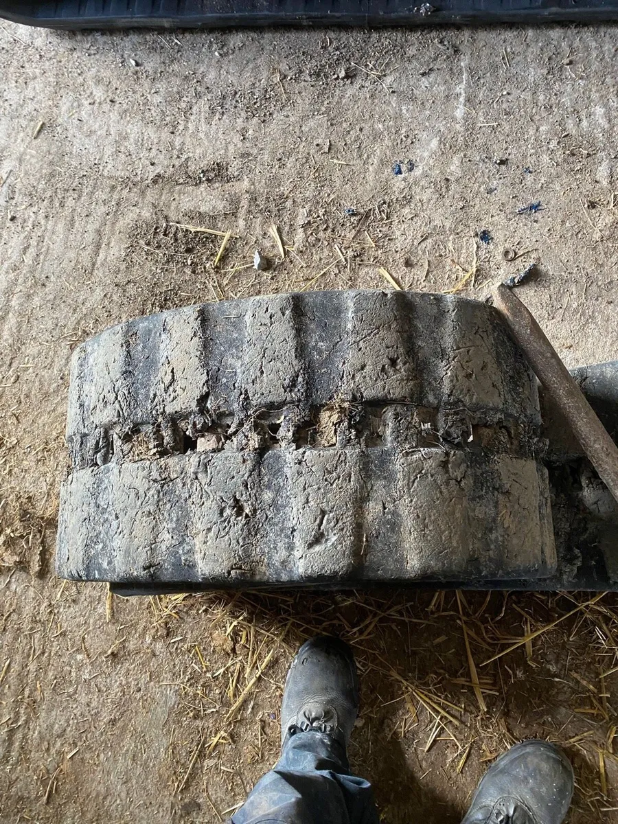 takeuchi TB228 digger rubber tracks - Image 2