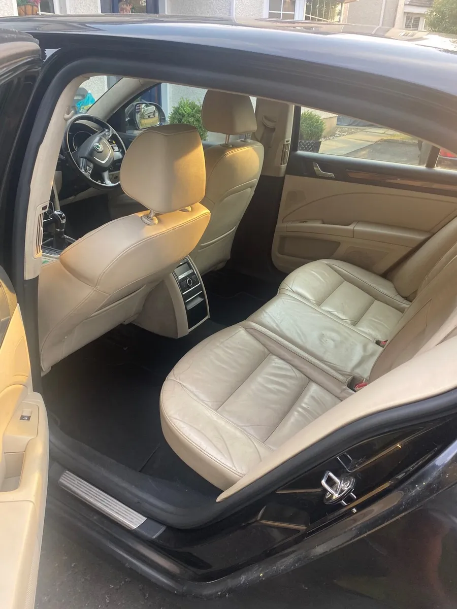 Skoda Superb 2011 - Image 2