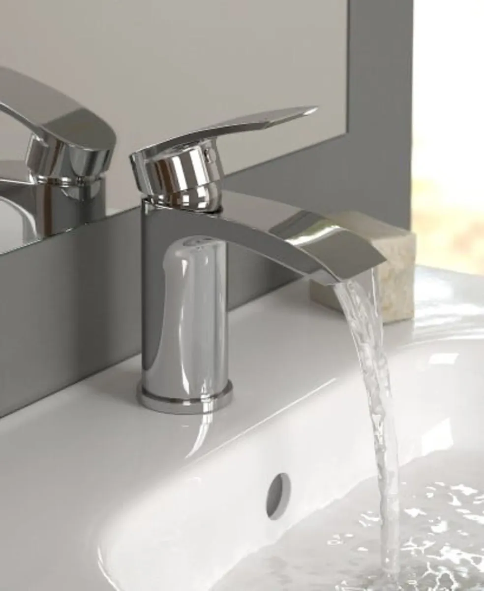 Bathtub Tap with Shower Rail & Side Panels - Image 3