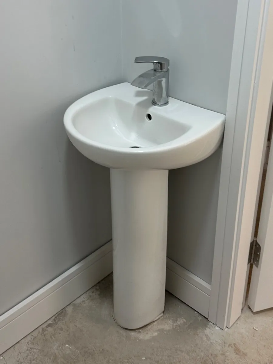 Bathtub Tap with Shower Rail & Side Panels - Image 4