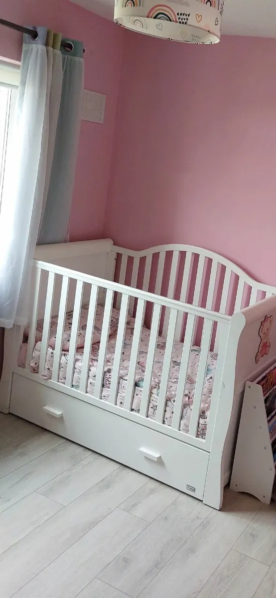 White cot bed - Image 1