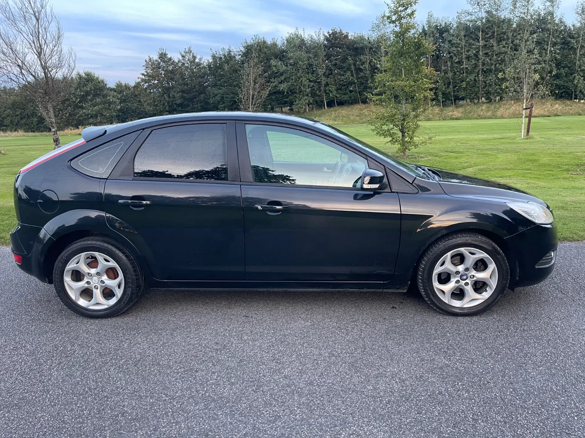 Ford Focus 2011 - Image 2