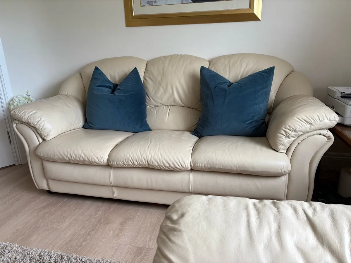 Three piece suite - Image 1