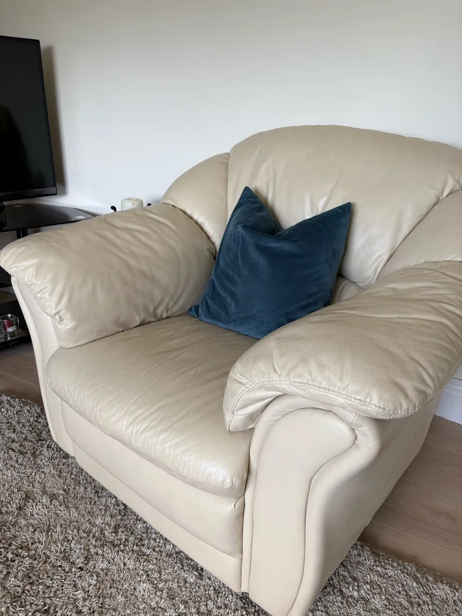 Three piece suite - Image 2