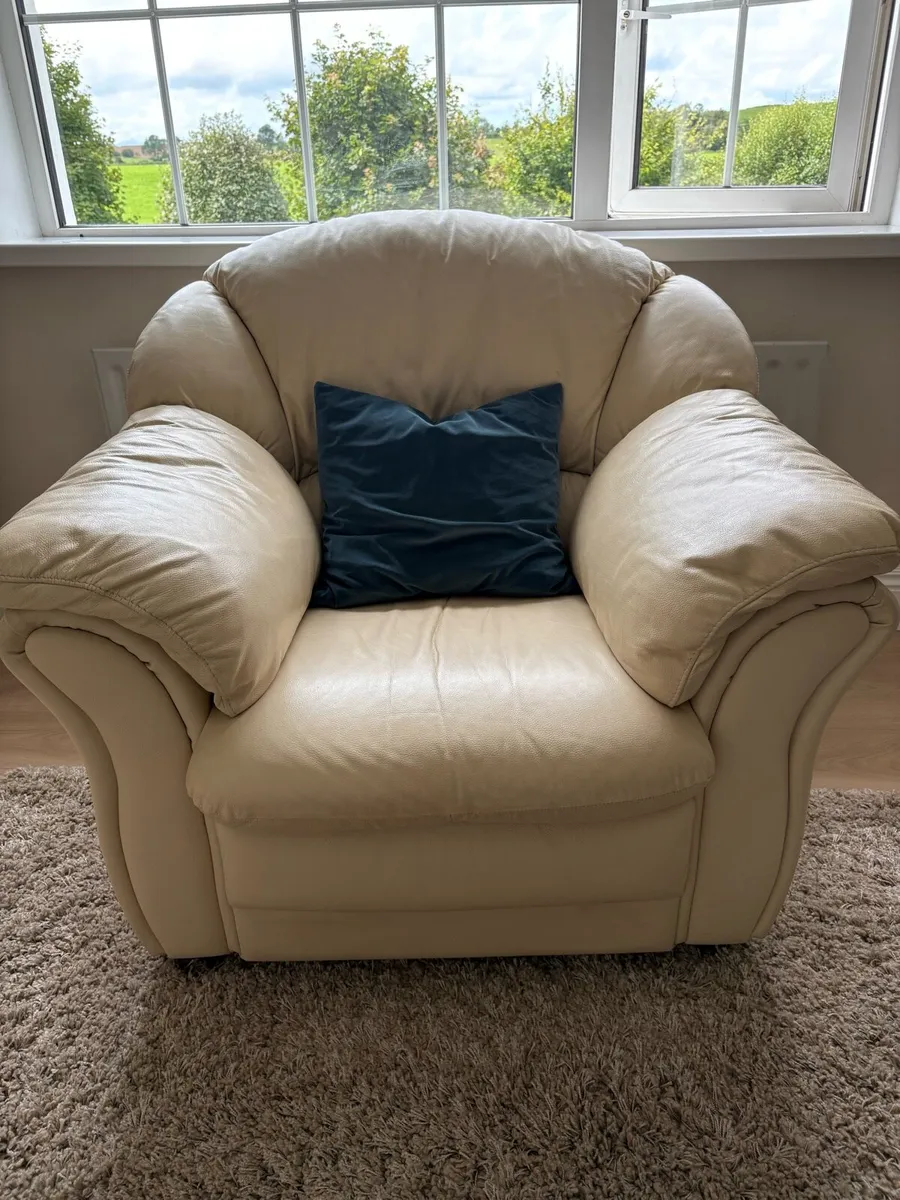 Three piece suite - Image 3