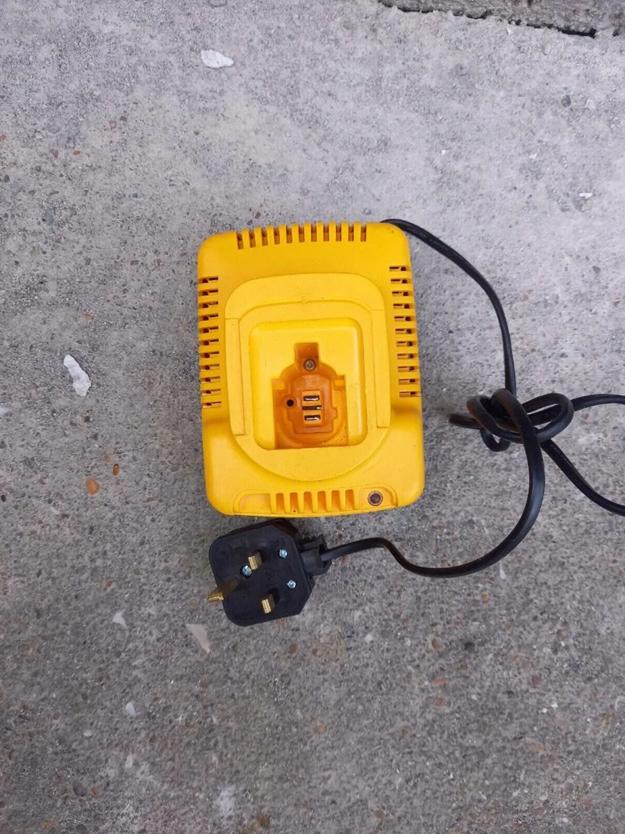 DeWalt Battery Charger - Image 3