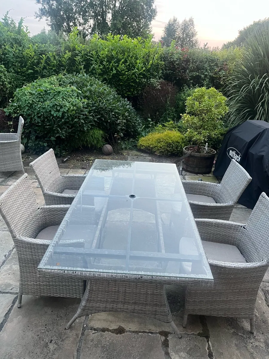 Ratan patio table, 4 chairs & umbrella - Image 1