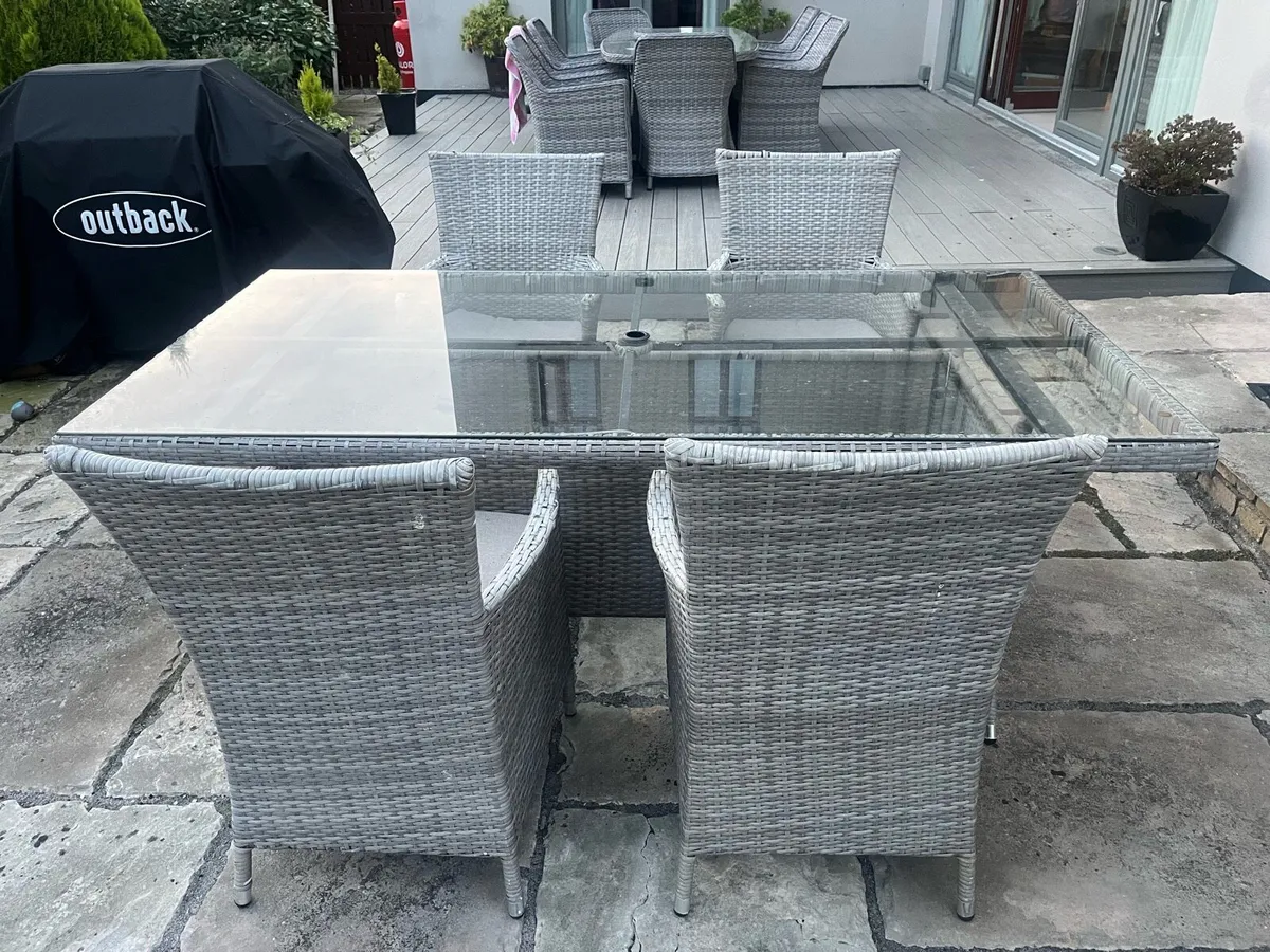 Ratan patio table, 4 chairs & umbrella - Image 2