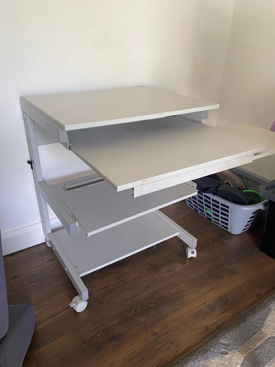Gaming table - Image 1