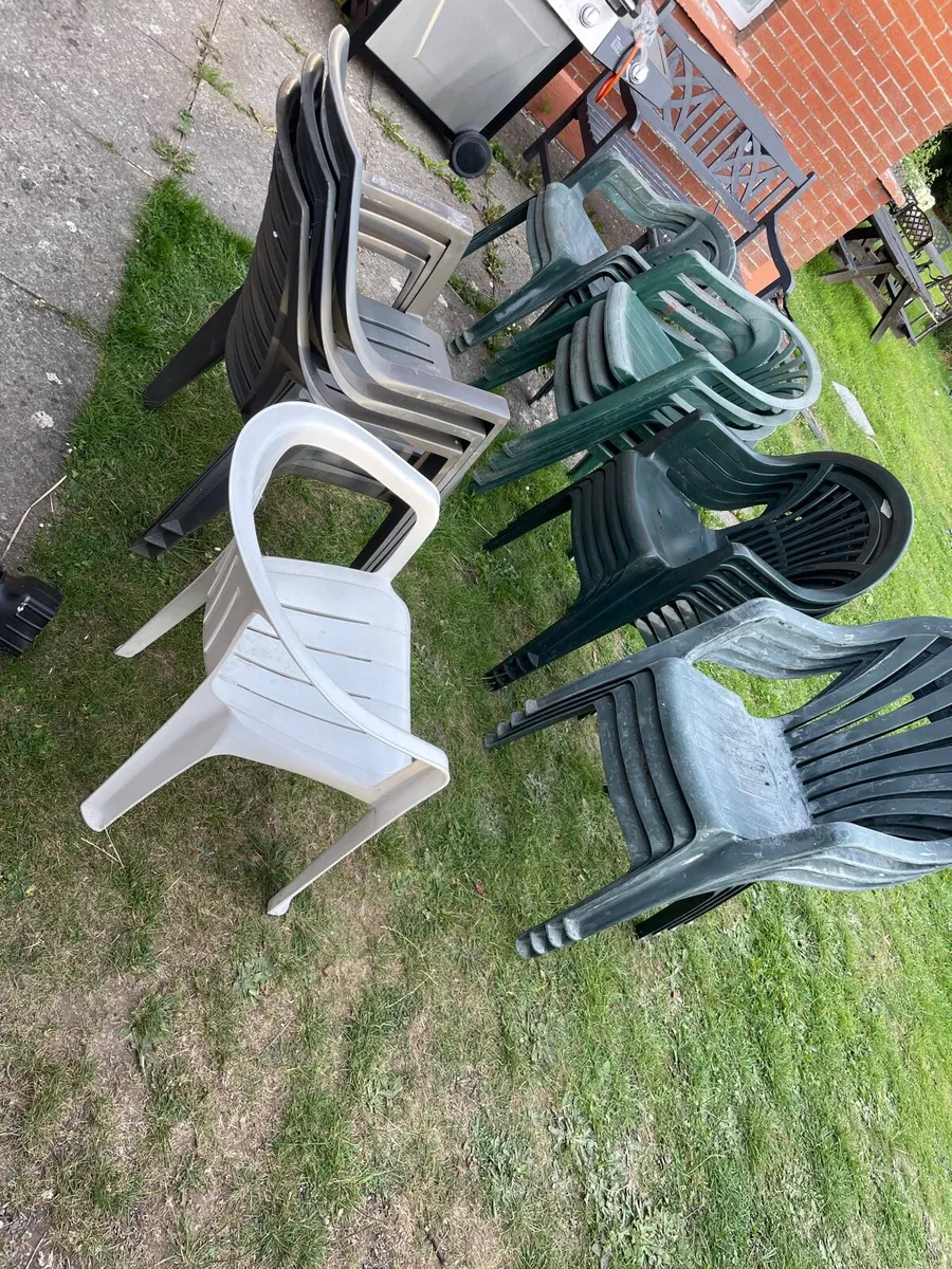 20 plastic garden chairs - Image 2