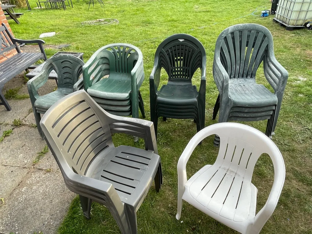 20 plastic garden chairs - Image 3