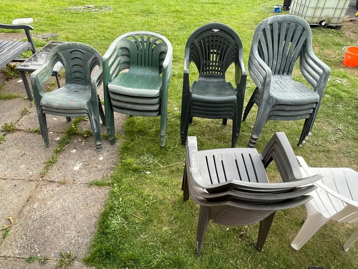 20 plastic garden chairs - Image 4
