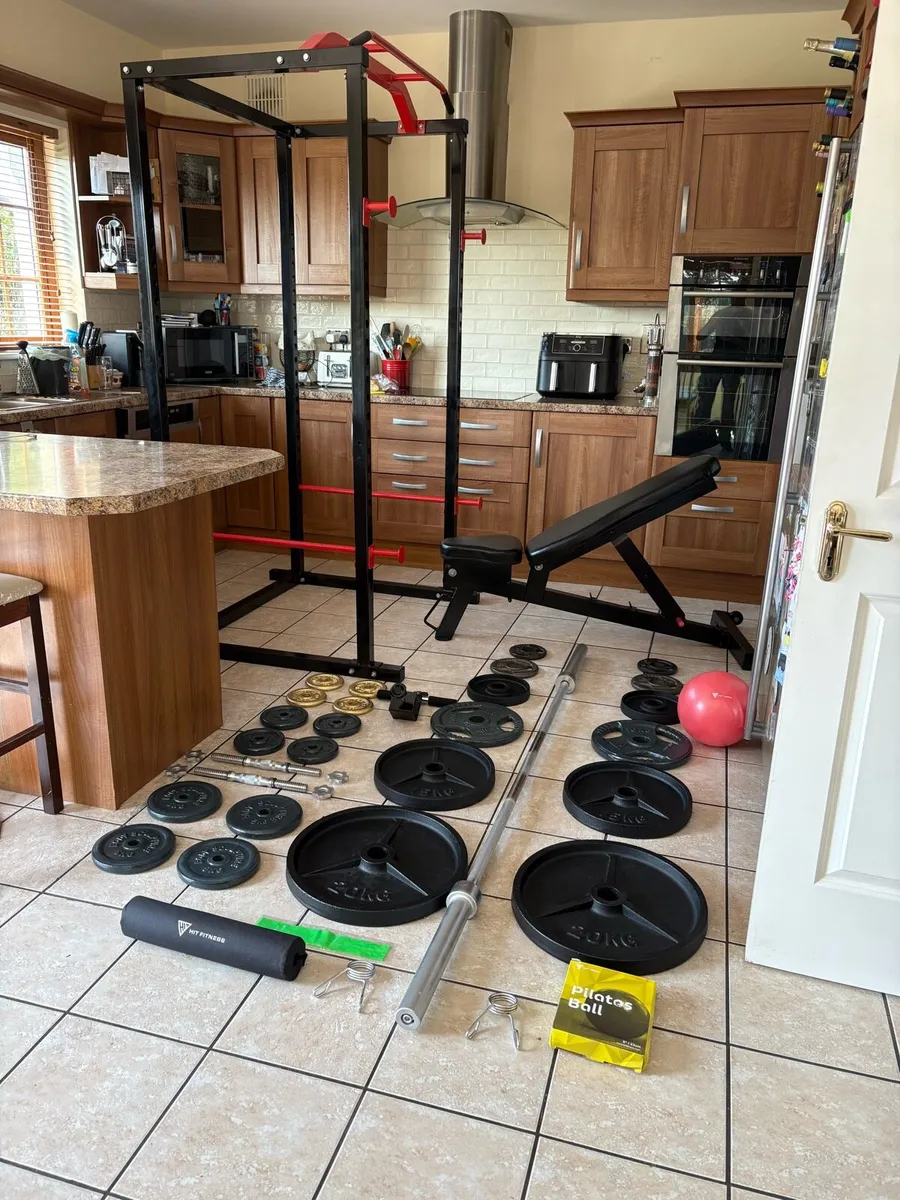 FANTASTIC GYM WEIGHTLIFTING SET UP, RACK,BENCH  ET - Image 1