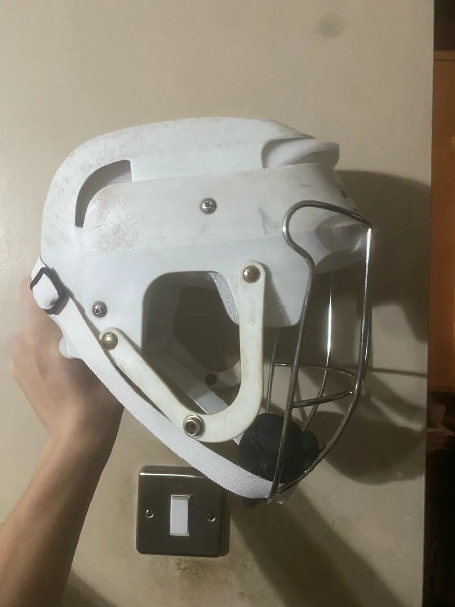 Cooper sk100 white old newstyle hurling helmet - Image 3