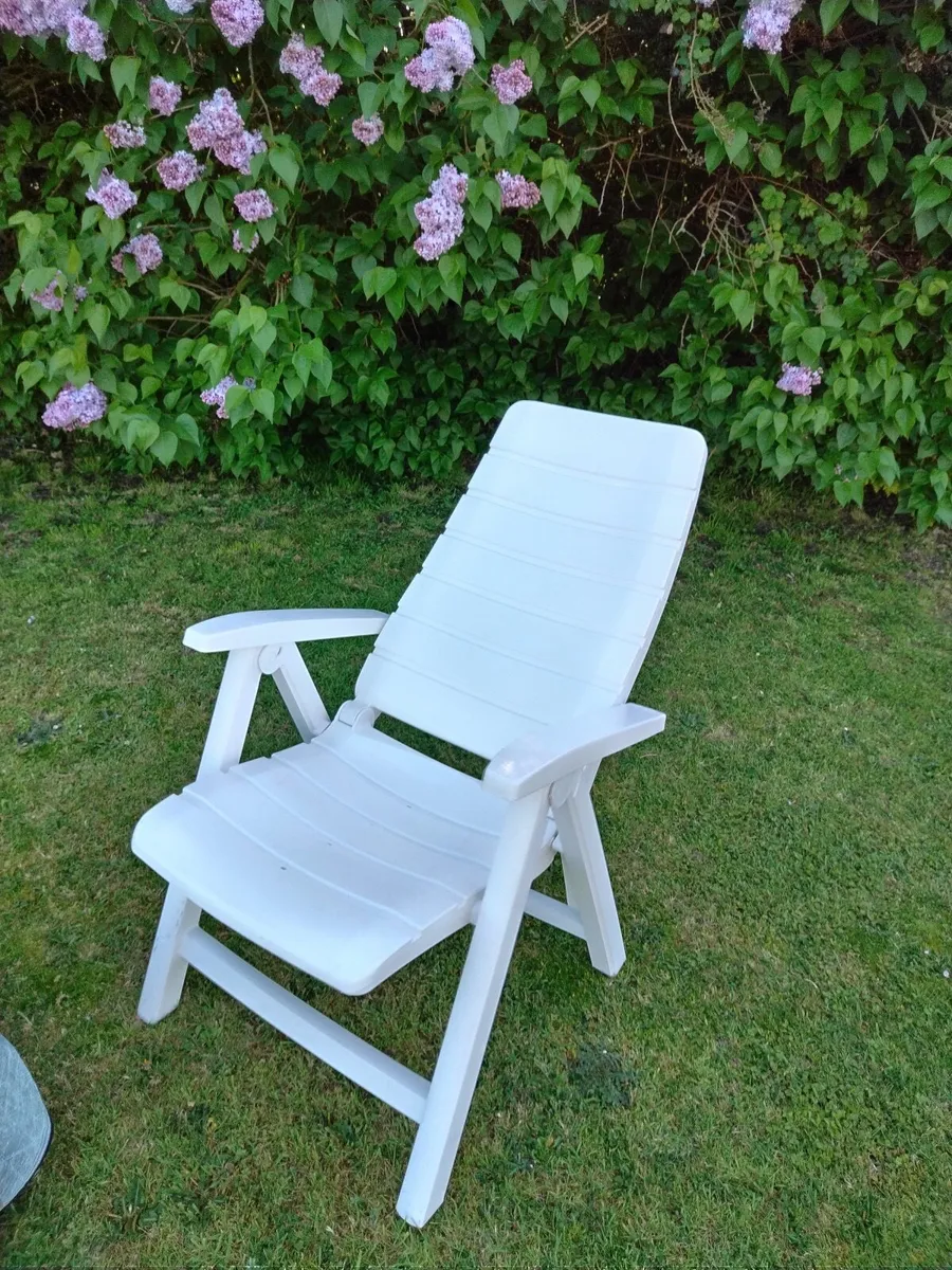 x1 Large White Plastic Recliner Garden Chair €60 - Image 1