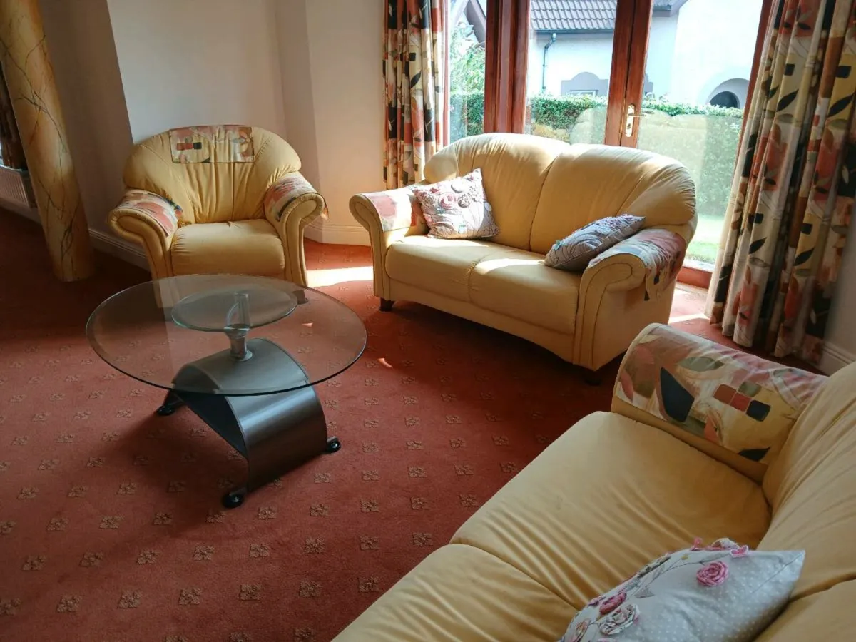 Living room suite of furniture, 3 piece - Image 1