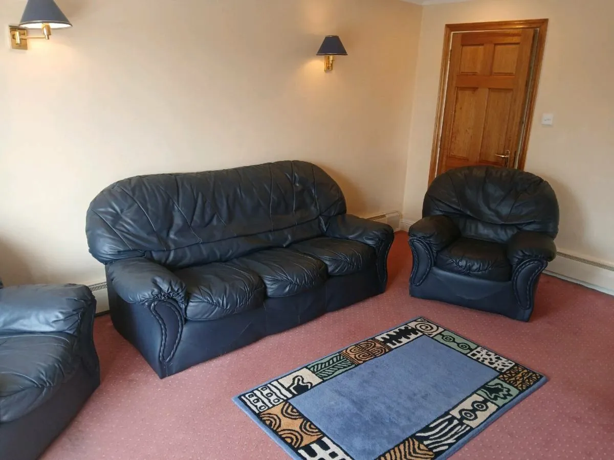 Three piece leather suite, Good condition.No tears - Image 2