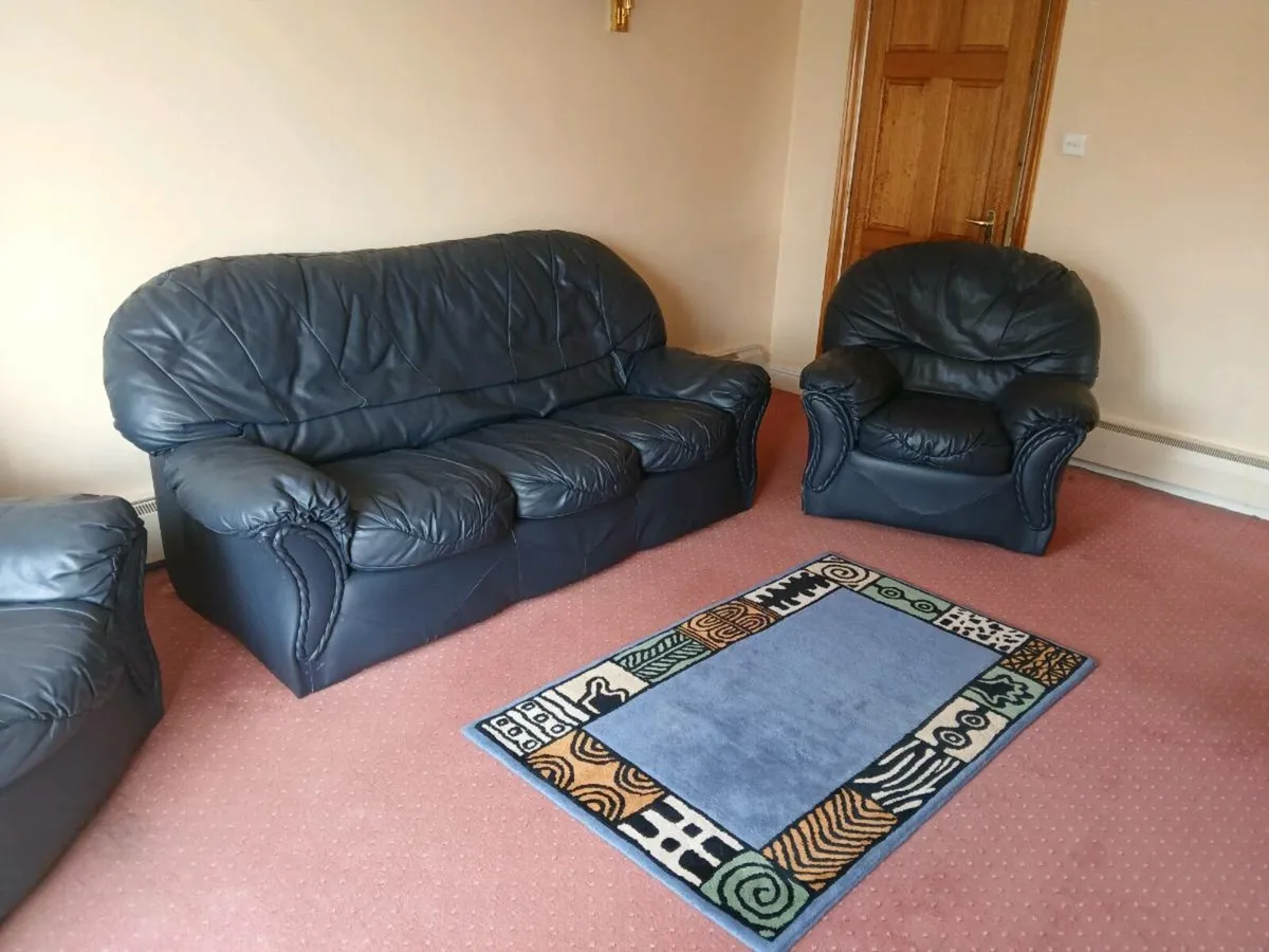 Three piece leather suite, Good condition.No tears - Image 3