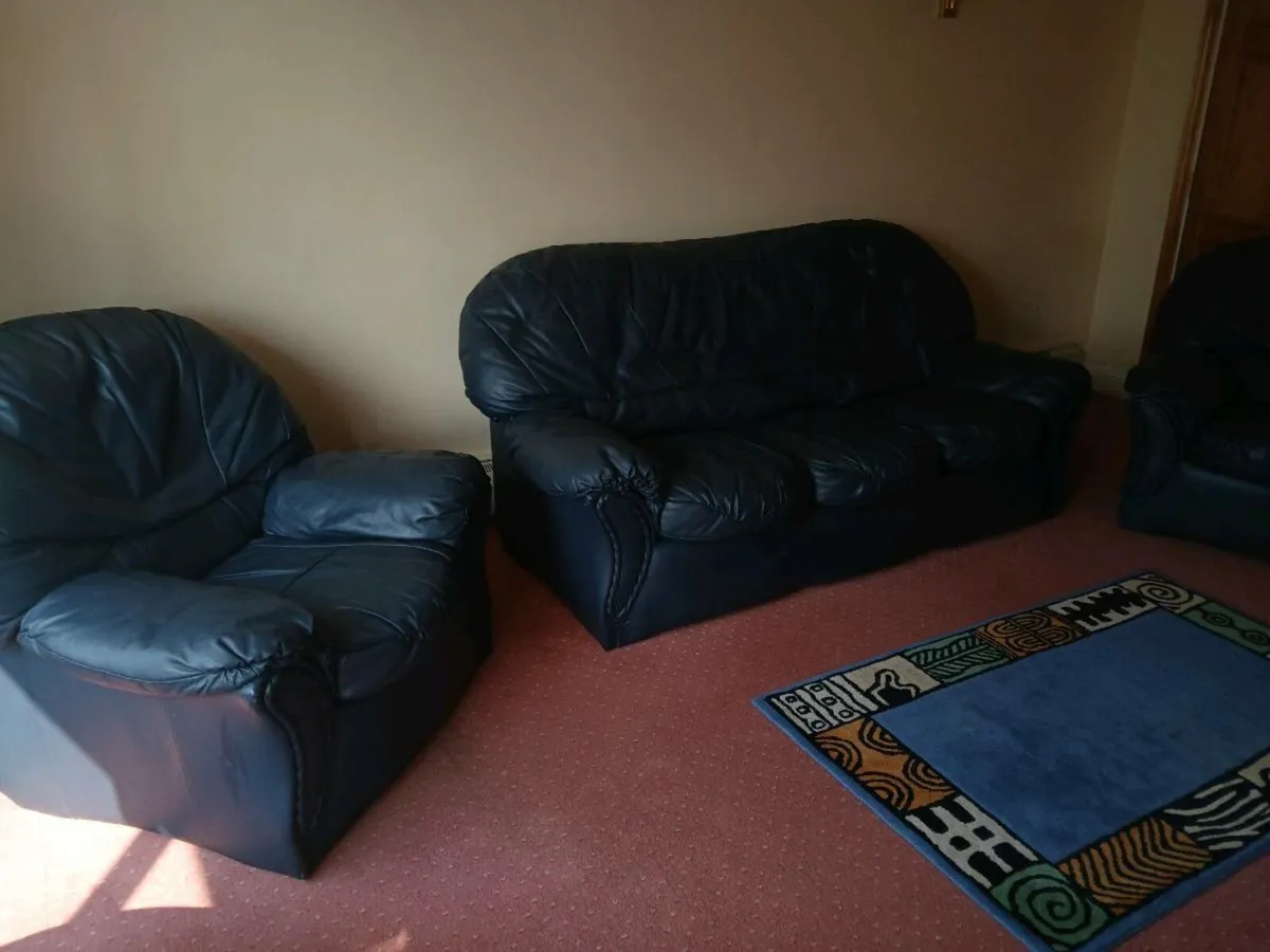 Three piece leather suite, Good condition.No tears - Image 4