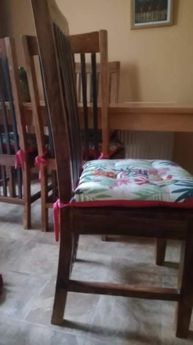 Kitchen table and chairs. - Image 3