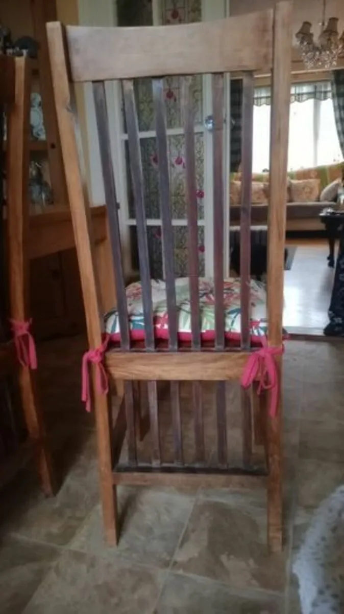 Kitchen table and chairs. - Image 4