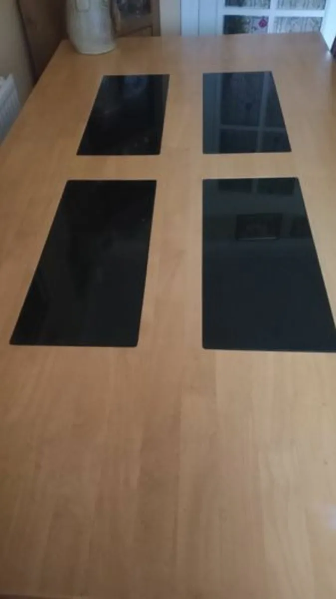 Kitchen table and chairs. - Image 1
