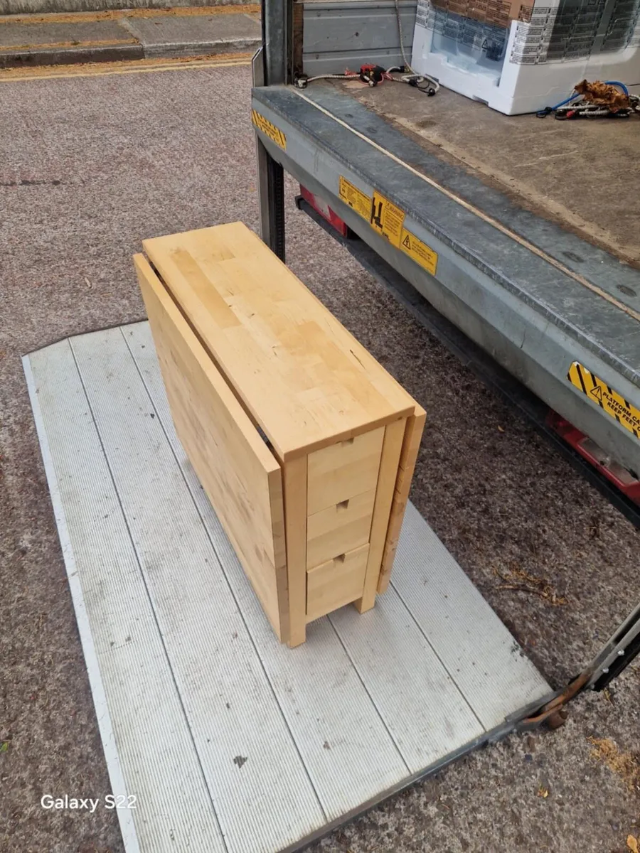 Foldable oak table