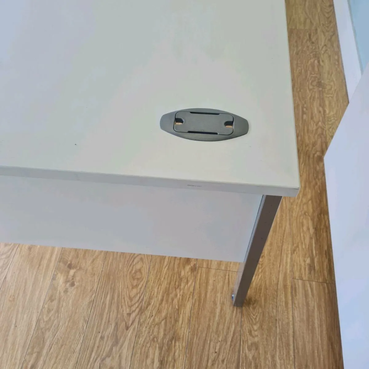 White 1400 mm office desks - Image 3