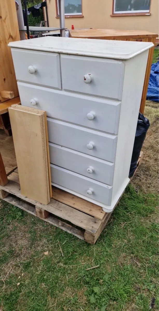 White wooden chest of drawer