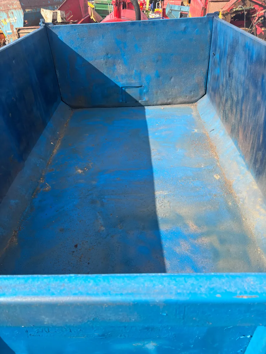 Blue 8 ton grain trailer - Image 3