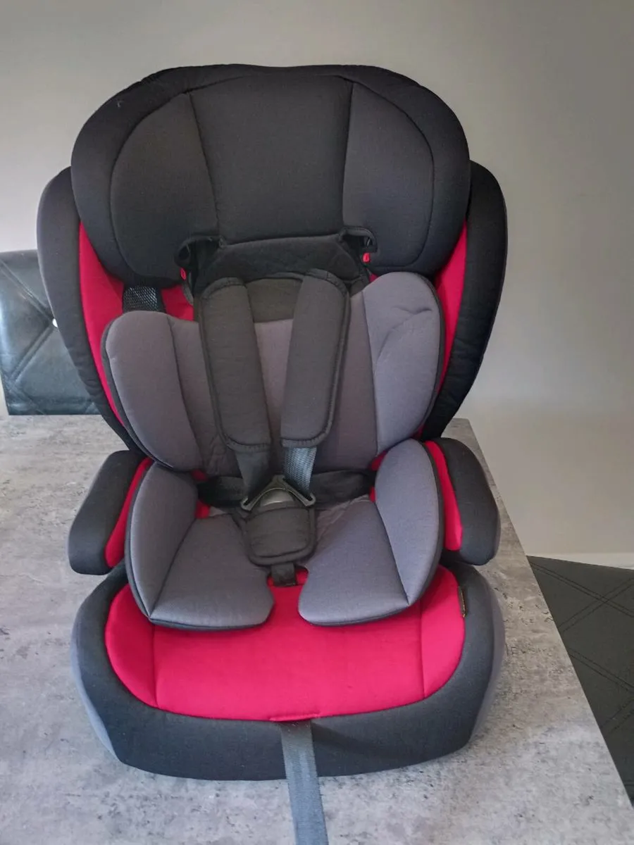 Halfords kids car seat. - Image 1