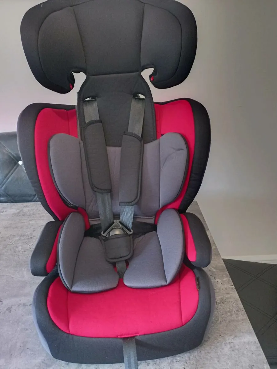 Halfords kids car seat. - Image 2