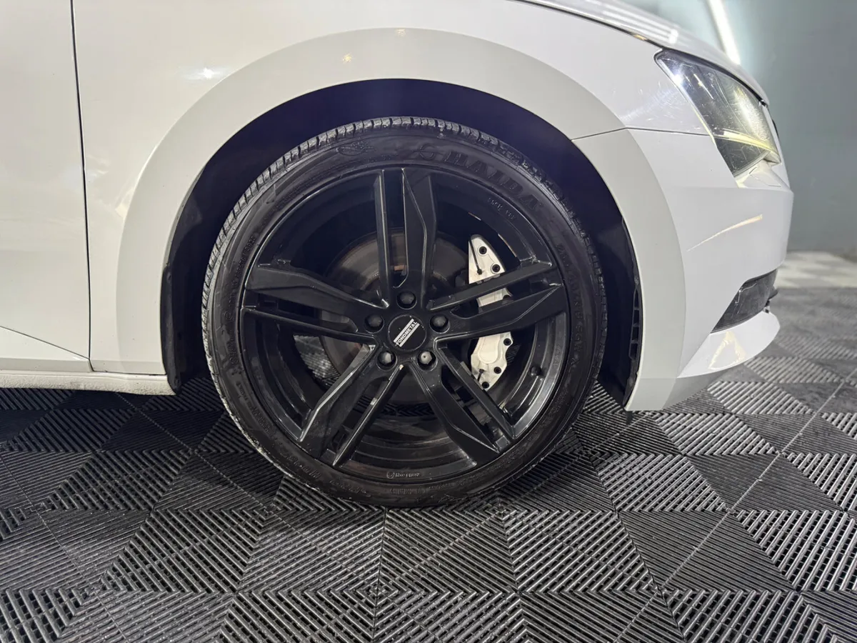 ⚪️2017 SKODA SUPERB AMBITION DSG BLACK EDITION⚪️ - Image 4