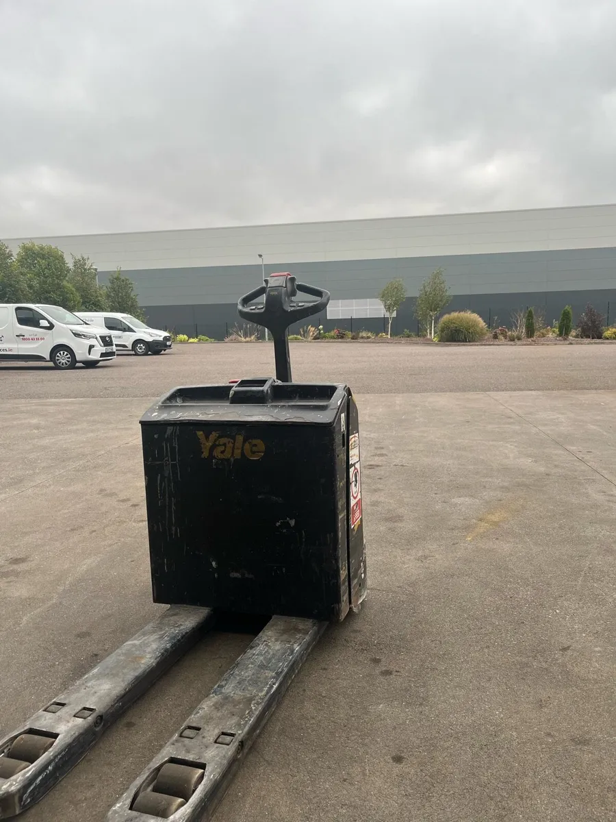 Electric pallet truck - Image 1
