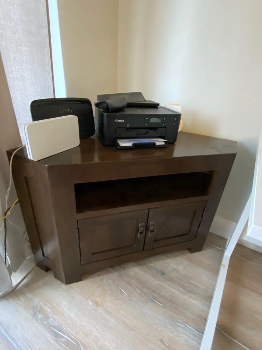 Table & chairs - Image 2