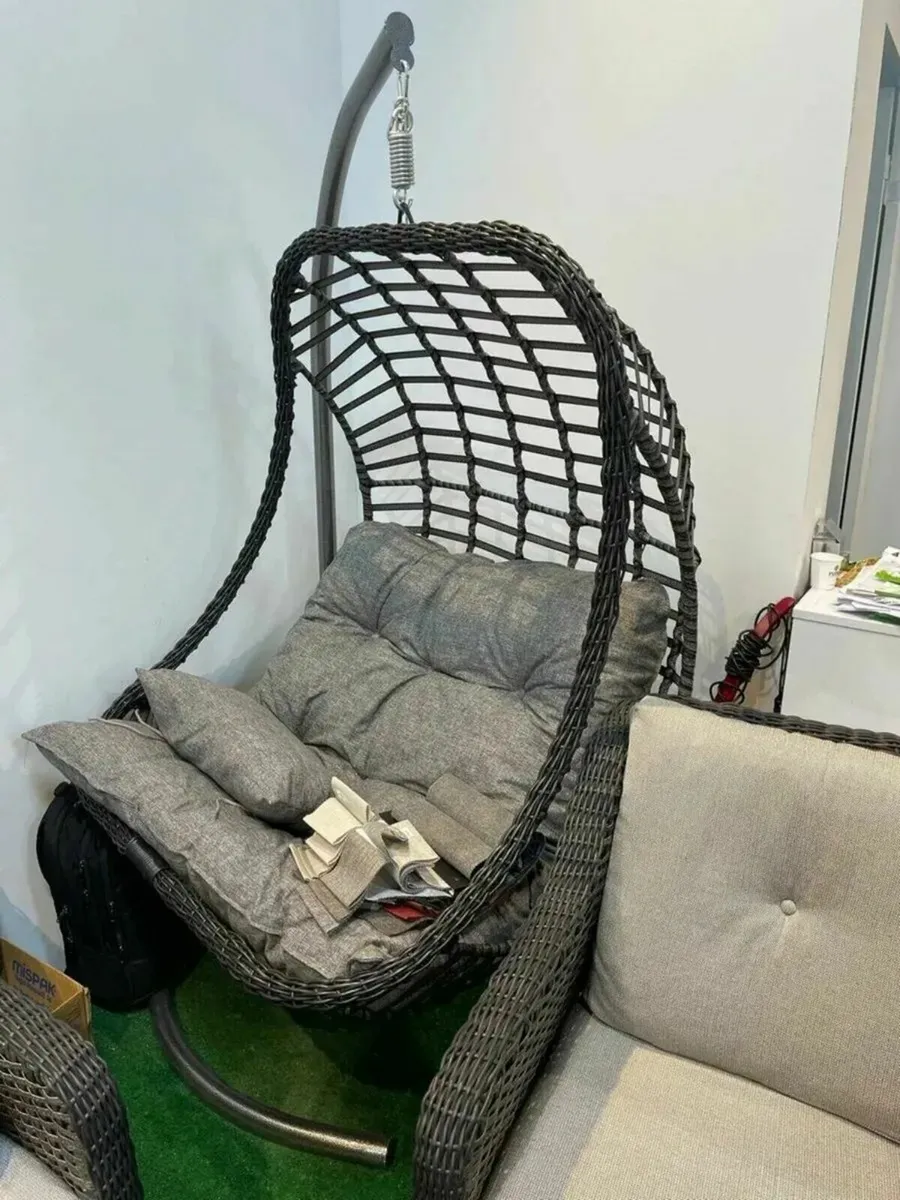 Egg Chair with a slight cosmetic defect - Image 4